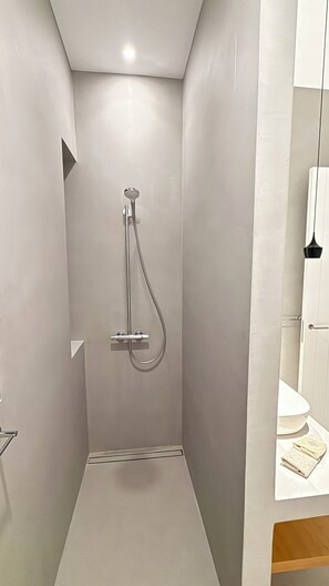 Bruser, hårtørrer, bidet, håndklæder