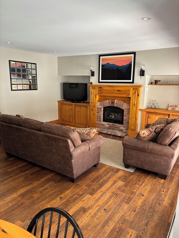 TV, fireplace