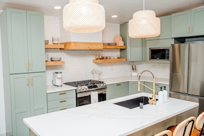 Microwave, oven, stovetop, dishwasher - Alpine Charm on 1 Acre - Modern Amenities (Angel Fire)