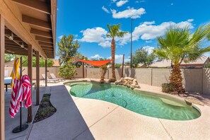 Pool - Spacious 4-bedroom house in tranquil Gilbert with game room and heated pool! (Gilbert)