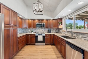 Réfrigérateur, four à micro-ondes, un four, surface de cuisson