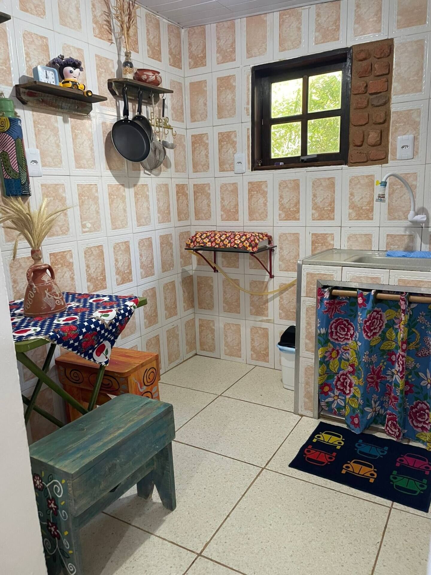 Chuveiro, toalhas de banho, sabonete, papel higiênico