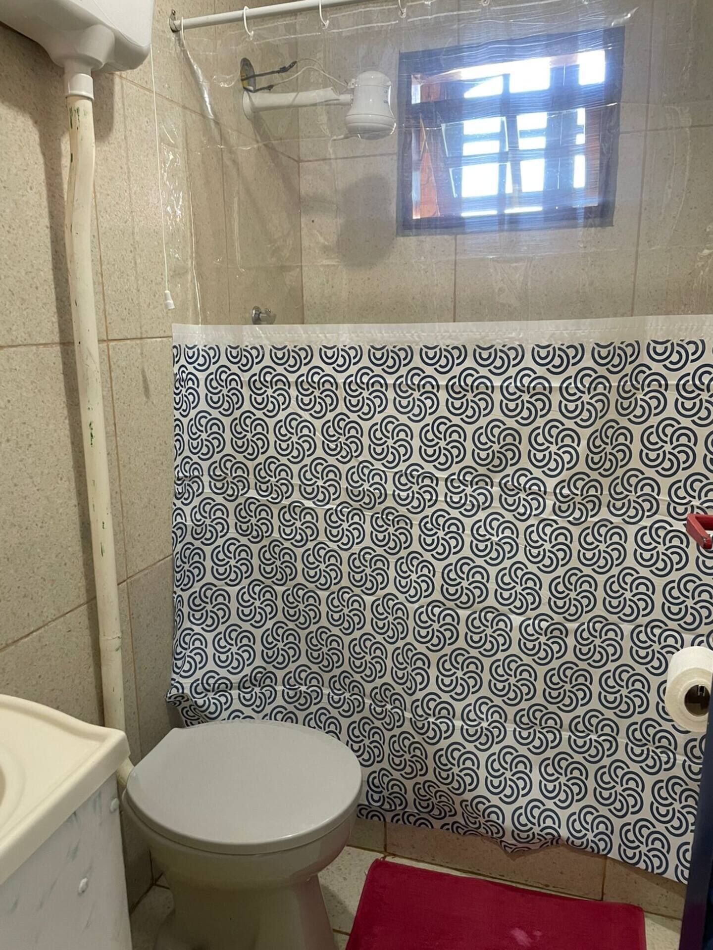 Douche, serviettes fournies, savon, papier de toilette