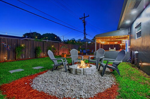 Dogs Welcome: Near 3 Beaches + Pompano Beach Pier
Tiki Bar Fire Pit.