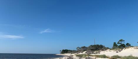 Aurinkotuoleja, rantapyyhkeitä