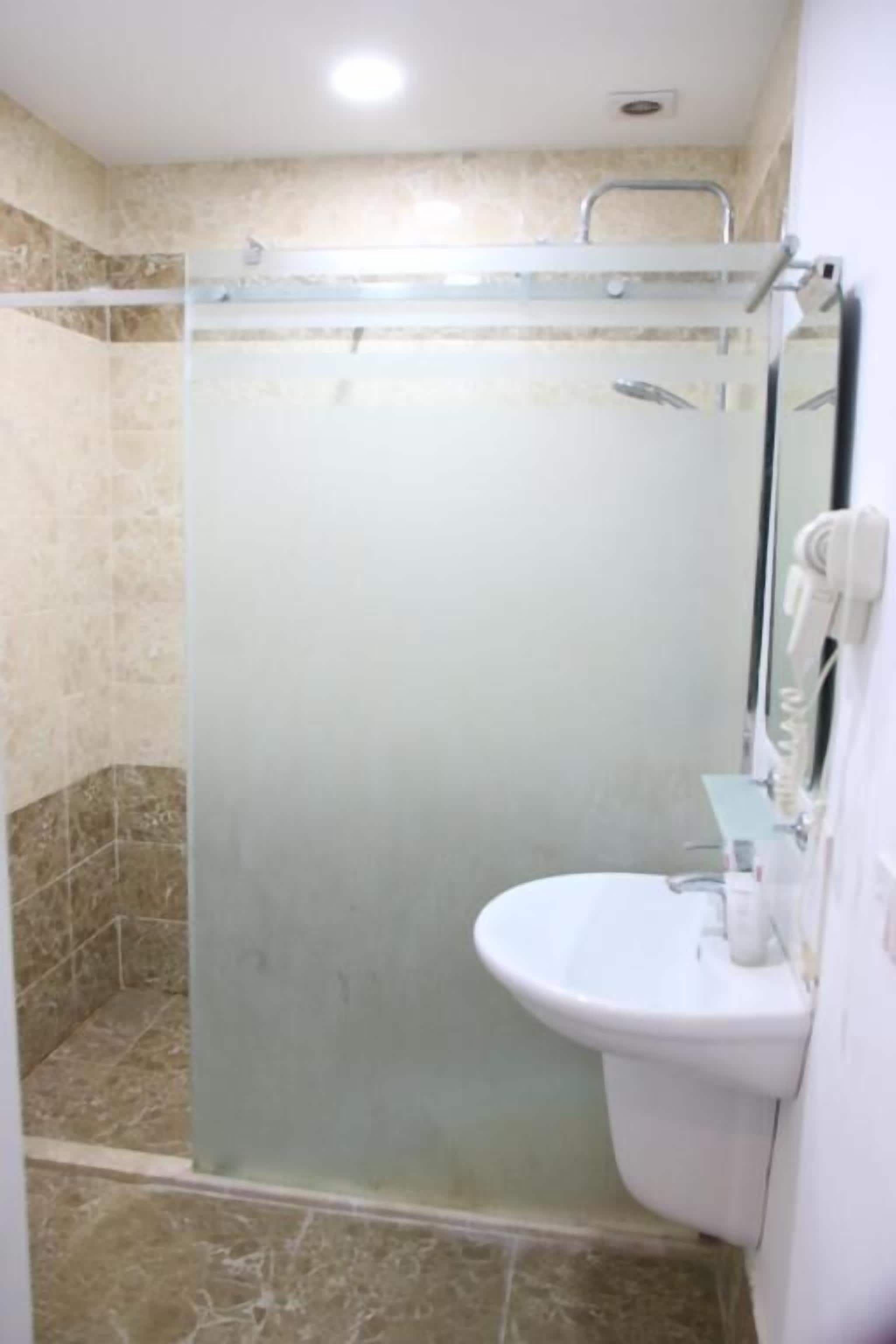 Family Suite, Garden View | Bathroom | Free toiletries, hair dryer, bathrobes, slippers