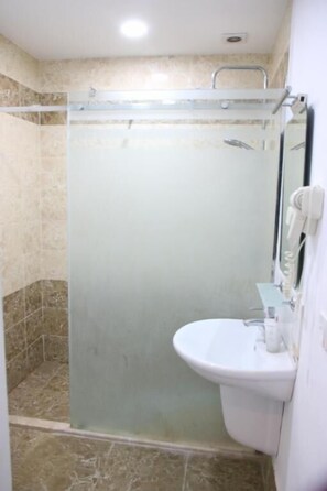 Family Suite, Garden View | Bilik Mandi | Kelengkapan dandanan diri percuma, pengering rambut, jubah mandi 