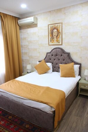 豪華雙人或雙床房, 花園景觀 | 書桌、隔音、熨斗/熨衣板、折疊床/加床