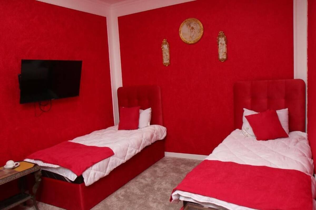 Cottage tiện nghi đơn giản, quang cảnh vườn | Bàn, phòng cách âm, bàn ủi/dụng cụ ủi quần áo 