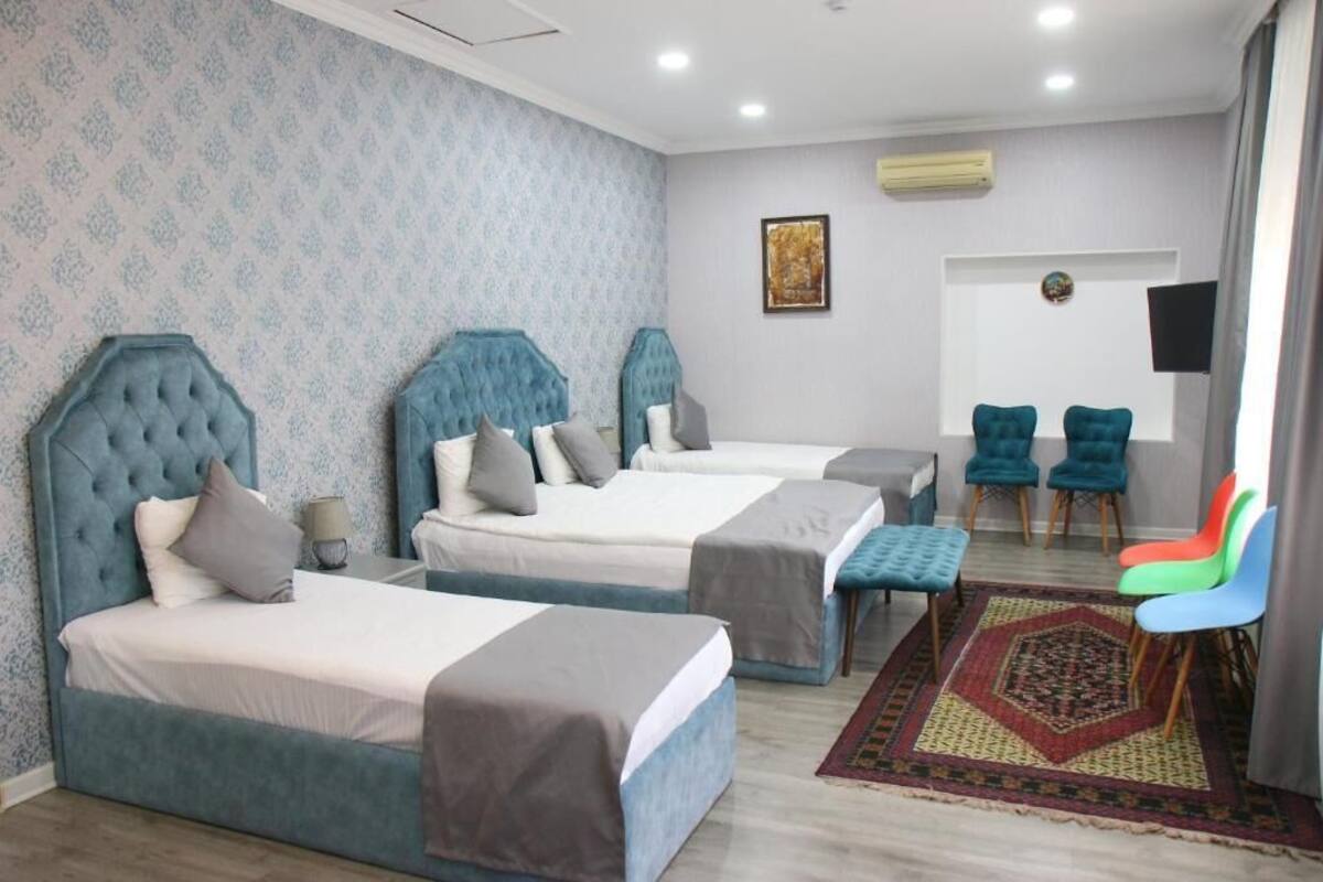 Phòng Suite dành cho gia đình, quang cảnh vườn | Bàn, phòng cách âm, bàn ủi/dụng cụ ủi quần áo 