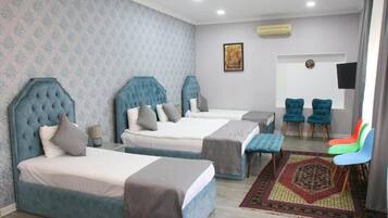 Escritorio, sistema de insonorización y tabla de planchar con plancha