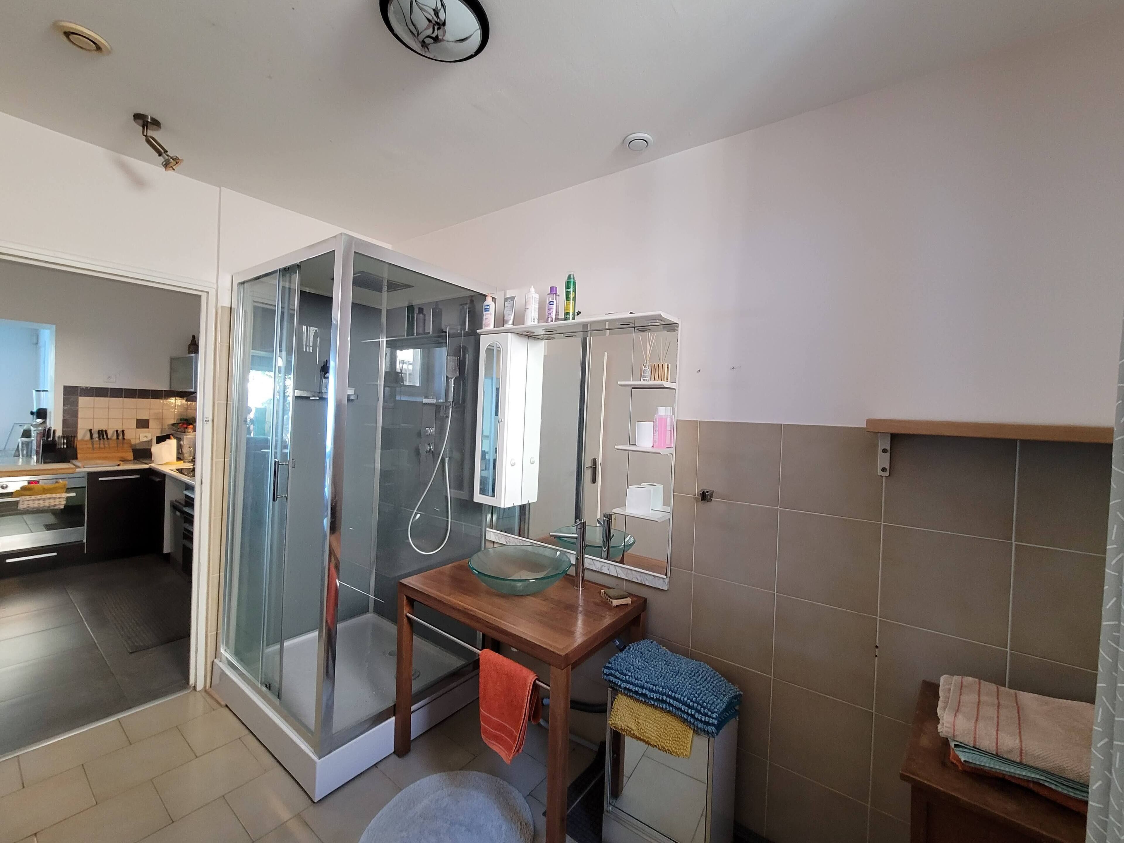 Een douche, een haardroger, handdoeken, zeep