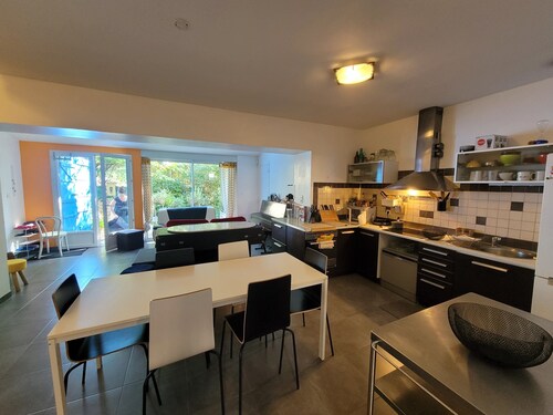 Maison du musicien (Ground-floor apartment with private garden, quiet location)