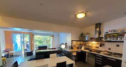 Maison du musicien (Ground-floor apartment with private garden, quiet location)