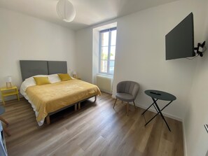 4 bedrooms, iron/ironing board, WiFi, bed sheets - Comfortable apartment near town center (Dole)