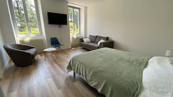 Iron/ironing board, WiFi, bed sheets