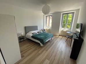 4 habitaciones, tabla de planchar con plancha, wifi y ropa de cama 