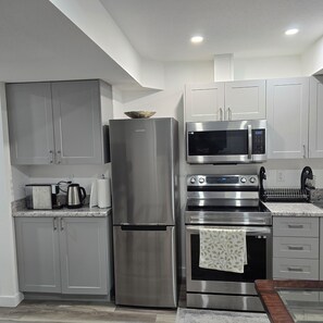 Microwave, oven, stovetop - Bliss Paradise - An entire suite in a serene environment where you feel at home. (Regina)