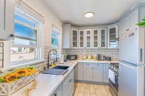 Microwave, oven, stovetop, dishwasher - Spacious & Serene 3BR Retreat King Bed Safe Area Close to DTLA and OT Pasadena! (Alhambra)