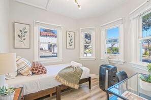 3 habitaciones, tabla de planchar con plancha, wifi y ropa de cama 