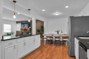 Dining - Entire home in Alexandria, Virginia (Alexandria)