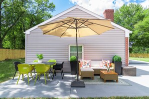Outdoor dining - Entire home in Alexandria, Virginia (Alexandria)