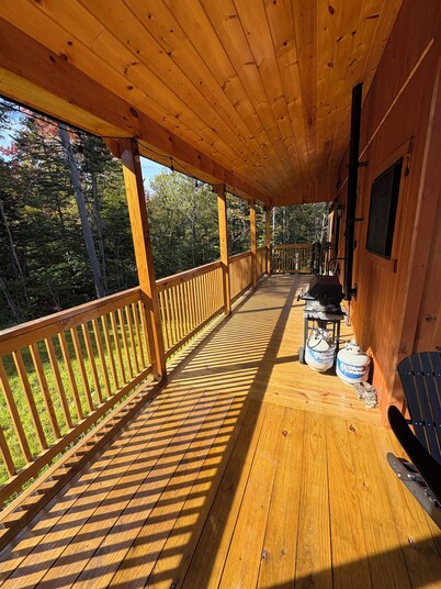 Cozy, welcoming, 3-bedroom cabin abutting the Green Mountain National Forest!