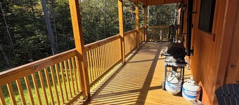 Cozy, welcoming, 3-bedroom cabin abutting the Green Mountain National Forest!