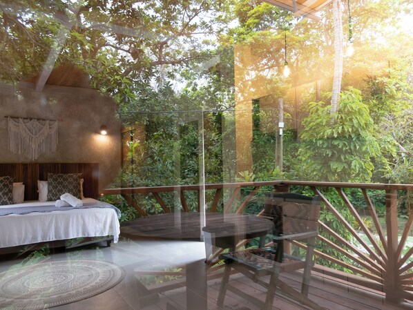 Caja de seguridad en la habitación y escritorio