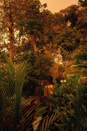 Caja de seguridad en la habitación y escritorio
