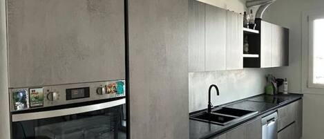 Ovn, kokeplater og oppvaskmaskin