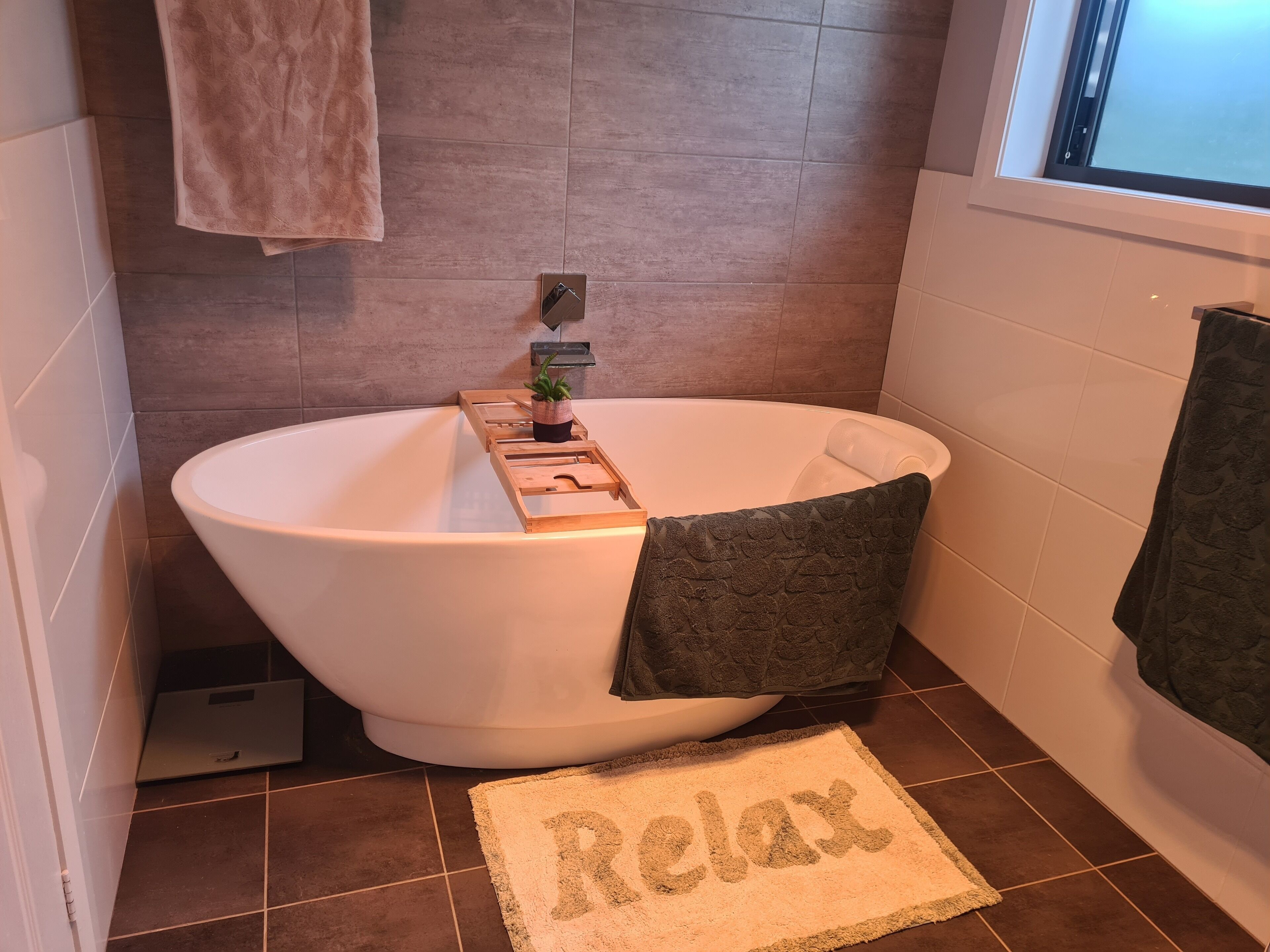 Regadera, secadora de cabello, bidet, jabón 