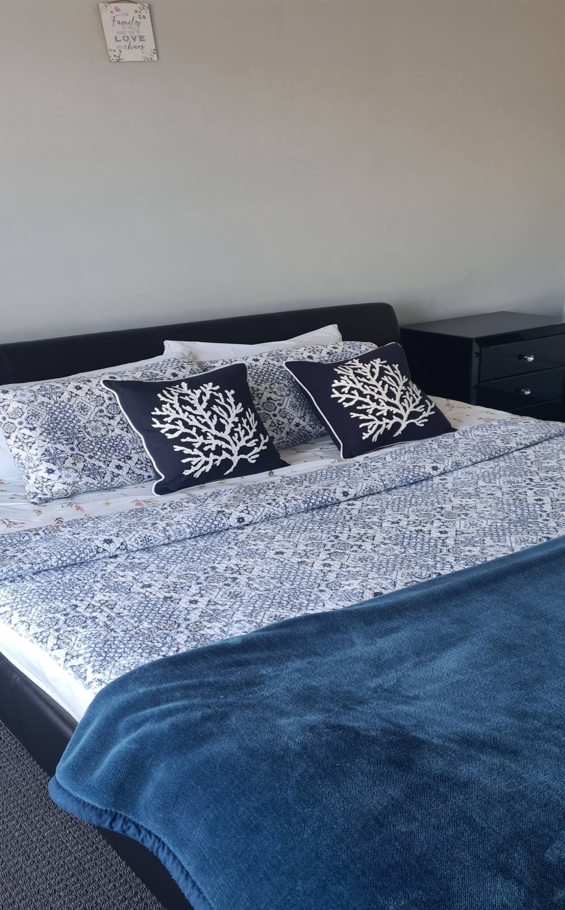 4 habitaciones, tabla de planchar con plancha, wifi y ropa de cama 