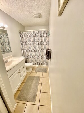 Hårføner, håndklær, såpe og sjampo