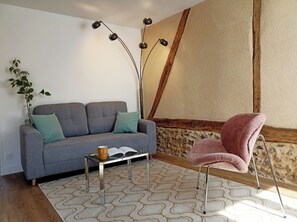 TV - Cottage in town center, ideal for a business trip or vacation (Breteuil)