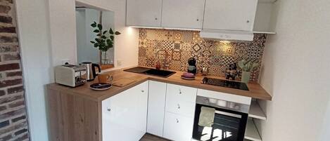Geladeira, micro-ondas, fogão, cooktop