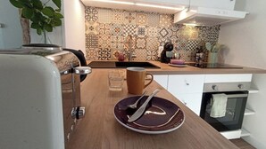 Kaffetrakter/tekoker, kjøleskap, mikrobølgeovn og ovn