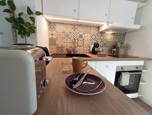 Fridge, microwave, oven, stovetop - Cottage in town center, ideal for a business trip or vacation (Breteuil)