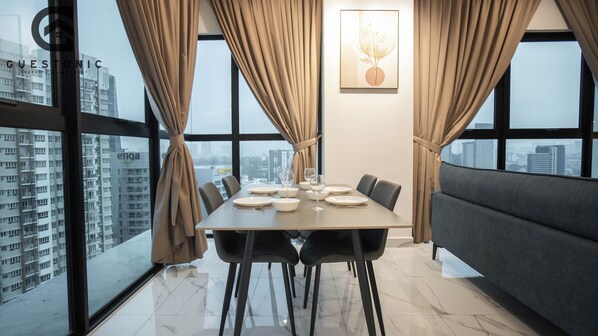 Apartment, 2 Bedrooms | Dining room