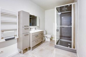 Regadera, toallas, papel de baño 
