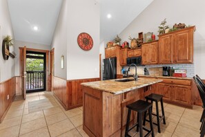 Fridge, microwave, oven, stovetop - 2BR Village At Indian Point 1711 near SDC Free Tickets Daily up to $500 (Branson)
