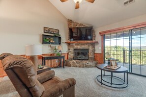 Fireplace, DVD player - 2BR Village At Indian Point 1711 near SDC - Free Tickets Daily up to $500 (Branson)