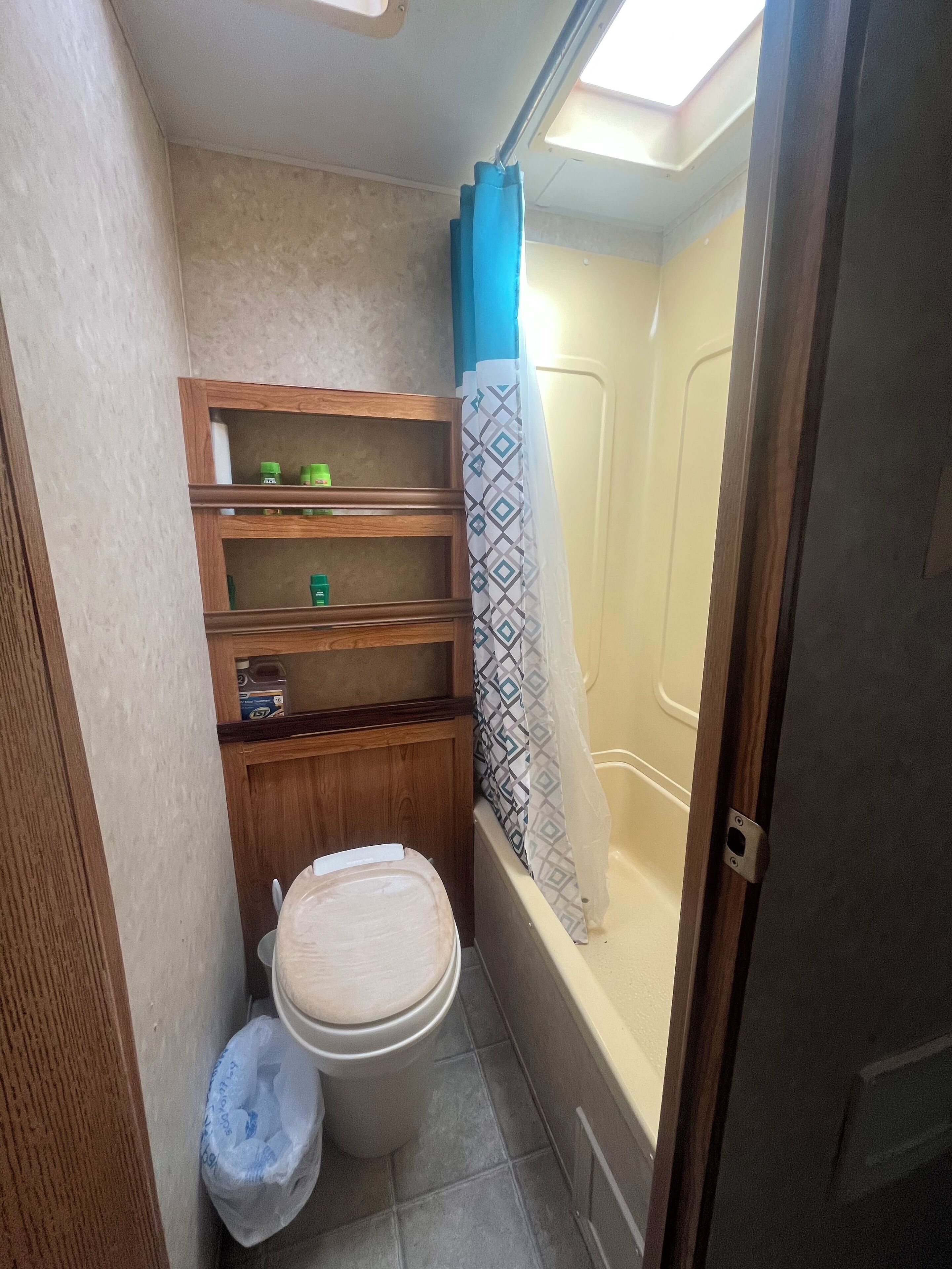 Toallas, jabón, papel de baño 