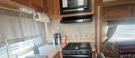 Micro-ondes, four, plaque de cuisson