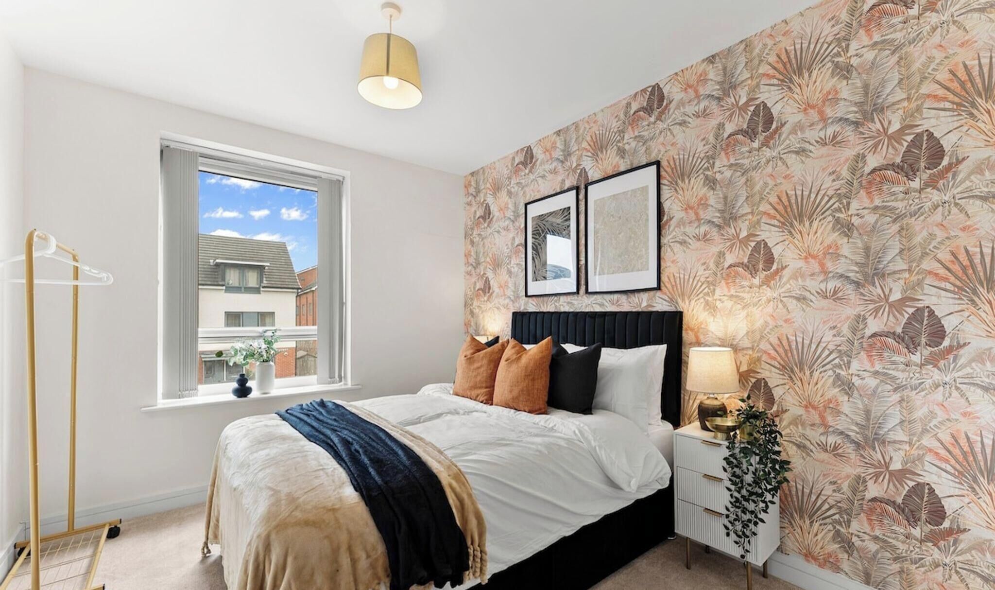 2 عدّة غرف نوم وخدمة الإنترنت وملاءات أسرّة