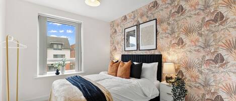 2 عدّة غرف نوم وخدمة الإنترنت وملاءات أسرّة