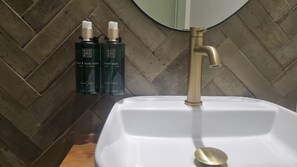 Shower, hair dryer, towels, shampoo