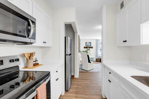 Fridge, microwave, oven, stovetop - The Porter Passage (Ocean Springs)