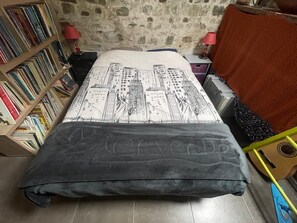 1 bedroom, WiFi, bed sheets - Charming cottage on a secluded Mount (Avrilly)