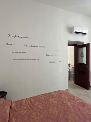 1 bedroom, travel crib, free WiFi, bed sheets - Cozy vacation home in the heart of Naples (Napoli)